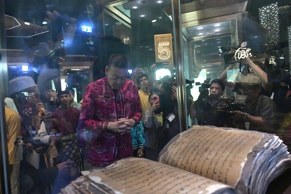 بازدید نخست‌وزیر تایلند از مرکز نگه‌داری نسخ قدیمی قرآن + عکس