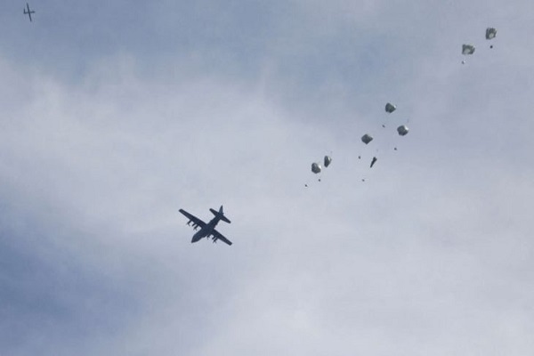 همه چیز از آسمان غزه میبارد؛ از بمب تا غذا و دارو همه چیز از آسمان غزه میبارد؛ از بمب تا غذا و دارو