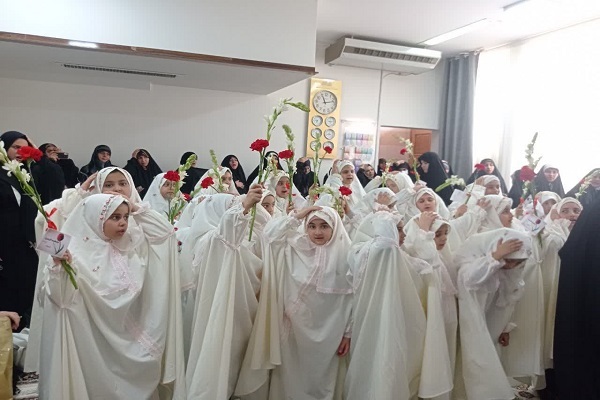 جشن تکلیف دختران عرب‌زبان جهان اسلام در حرم رضوی برگزار شد