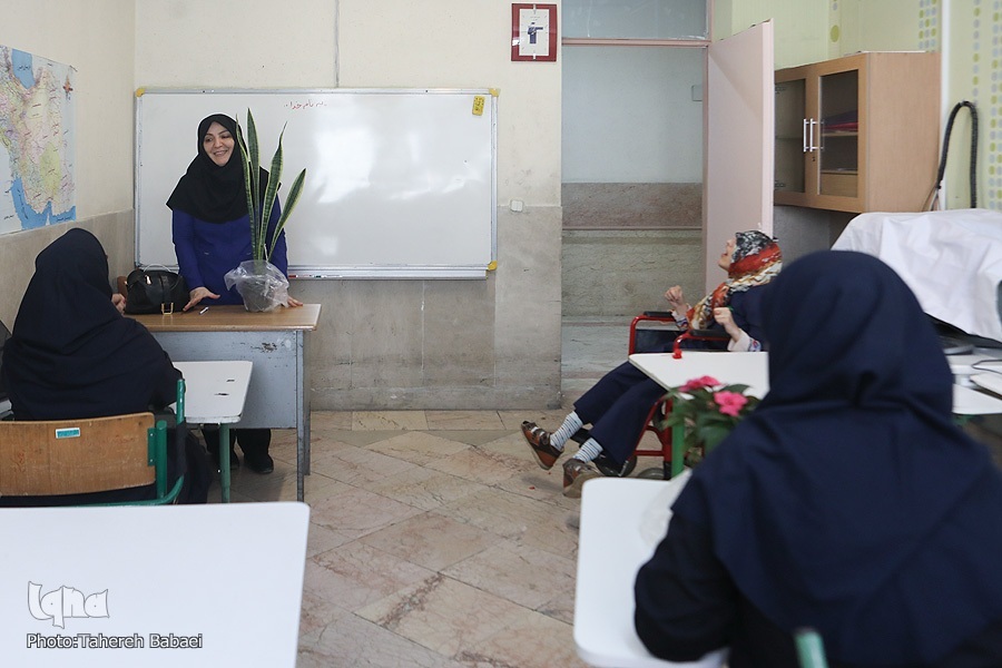 معلمی مادرانه در مدرسه استثنایی معلمی مادرانه در مدرسه استثنایی