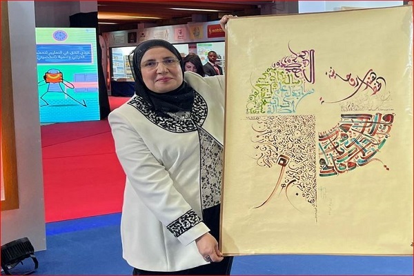 بانوی خوشنویس تونسی و انس با قرآن + عکس بانوی خوشنویس تونسی و انس با قرآن + عکس