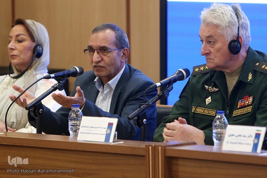 از راست، سپهبد ولادیمیر زارودنیتسکی، رئیس آکادمی نظامی فدراسیون روسیه