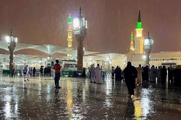 حال و هوای بارانی زائران در مسجدالحرام و مسجدالنبی + فیلم و عکس