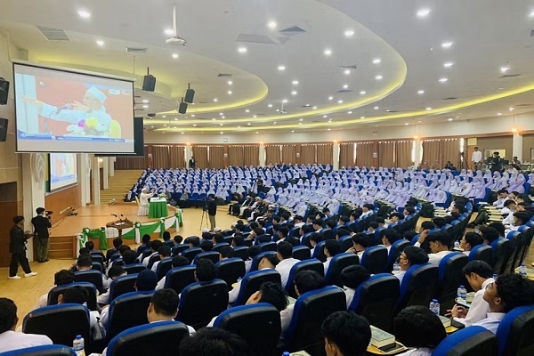 اهدای ترجمه قرآن به زبان تایلندی به دانشجویان بزرگترین دانشگاه جنوب تایلند+عکس اهدای ترجمه قرآن به زبان تایلندی به دانشجویان بزرگترین دانشگاه جنوب تایلند+عکس