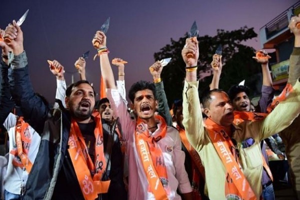 حمله وحشیانه هندوها به یک مسلمان حمله وحشیانه هندوها به یک مسلمان