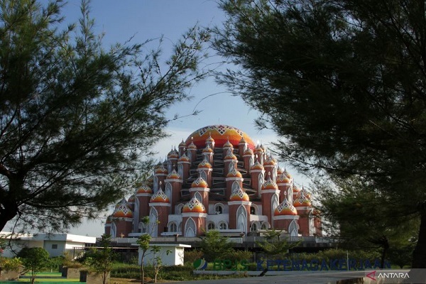 مسجدی با 99 گنبد ! + فیلم و عکس