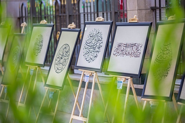نمایش آثار خوشنویسی قرآنی هنرمندان در بین‌الحرمین + عکس
