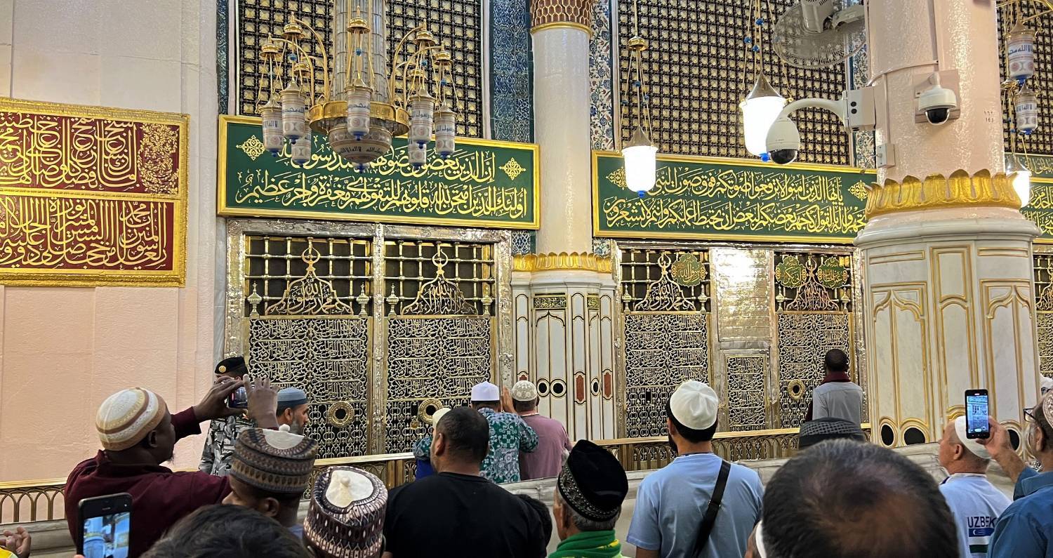 دلتنگم‌ اما جای جای دلم جای پای توست یا رسول‌الله