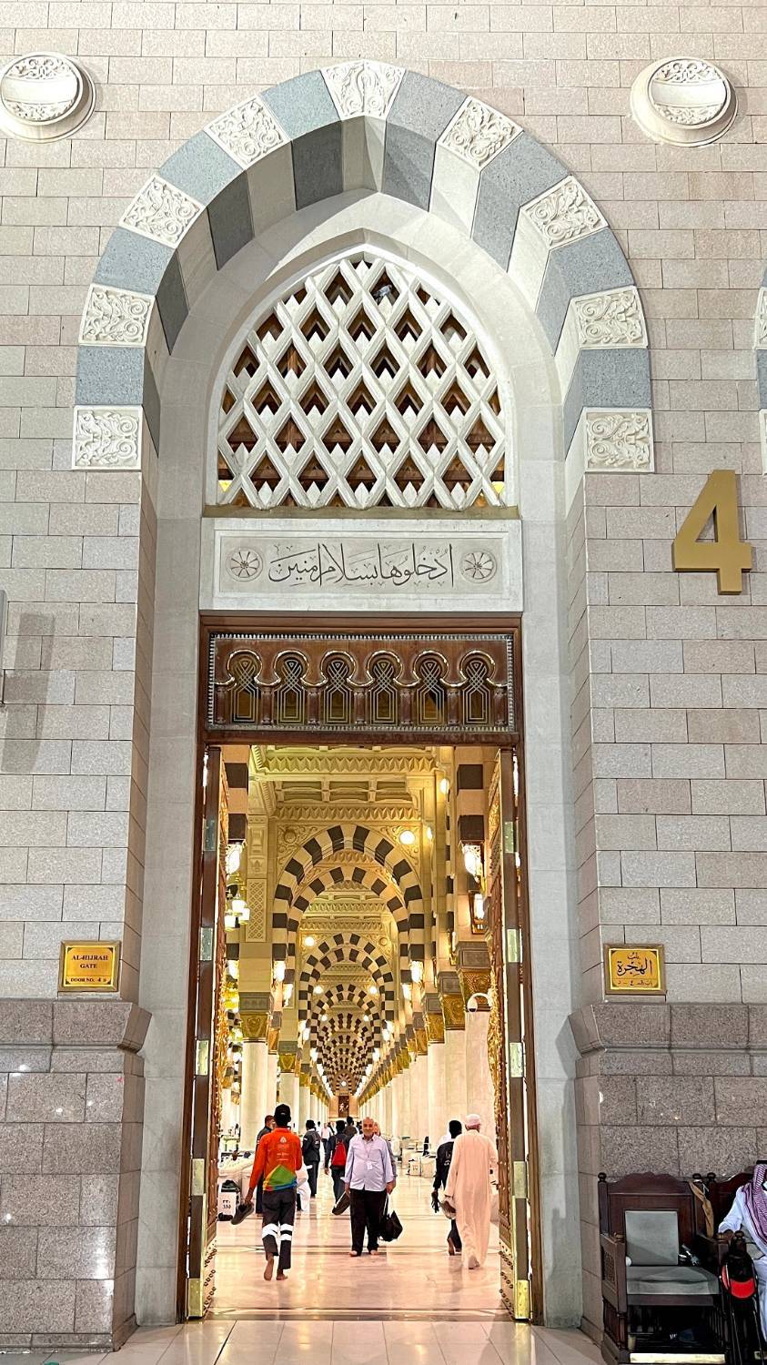 دلتنگم‌ اما جای جای دلم جای پای توست یا رسول‌الله