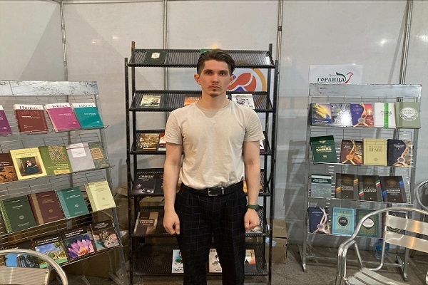 امیر منتصرف، نماینده انتشارات ابن سینا و مسئول غرفه این انتشارات در سی و چهارمین نمایشگاه بینالمللی کتاب امیر منتصرف، نماینده انتشارات ابن سینا و مسئول غرفه این انتشارات در سی و چهارمین نمایشگاه بینالمللی کتاب