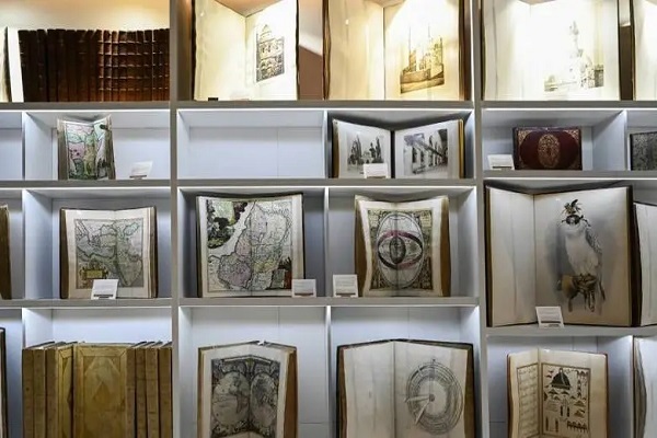 نگاهی به نسخه‌های خطی کمیاب در نمایشگاه کتاب ابوظبی + فیلم