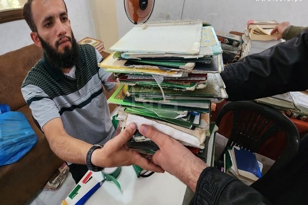 پویش داوطلبانه در رفح برای ترمیم قرآن‌های فرسوده