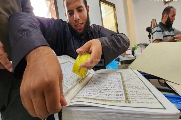پویش داوطلبانه در رفح برای ترمیم قرآن‌های فرسوده