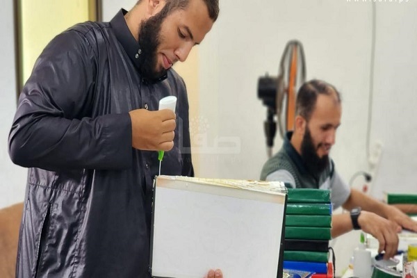 پویش داوطلبانه در رفح برای ترمیم قرآن‌های فرسوده
