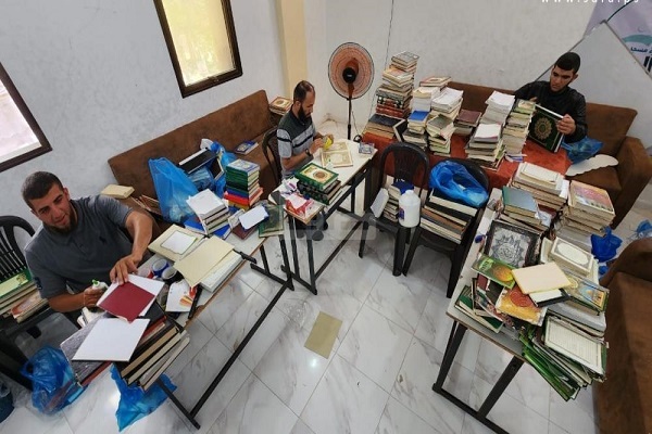 پویش داوطلبانه در رفح برای ترمیم قرآن‌های فرسوده