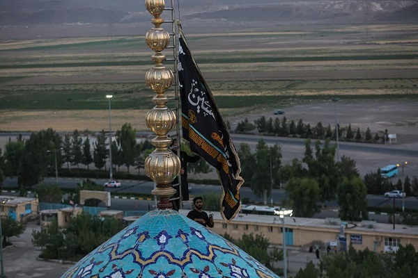 آیین تعویض پرچم گنبد مسجد مقدس جمکران برگزار شد