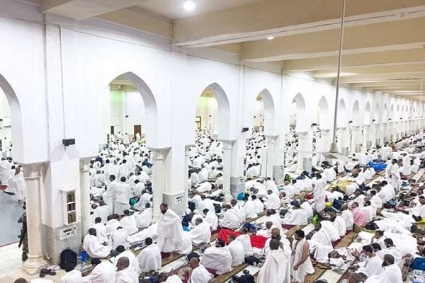 زائران بيت الله الحرام در روز عرفه در مسجد نمرة