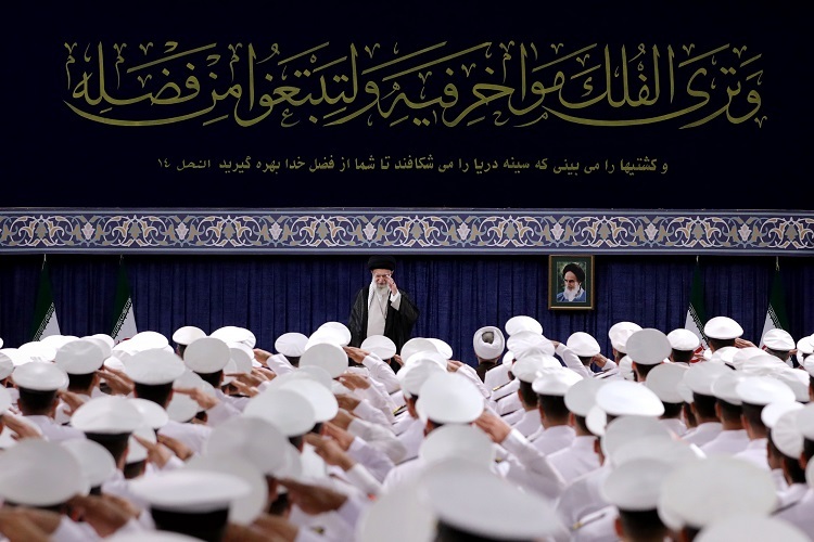 آیه نصبشده در دیدار کارکنان نیروی دریایی ارتش با رهبر انقلاب آیه نصبشده در دیدار کارکنان نیروی دریایی ارتش با رهبر انقلاب