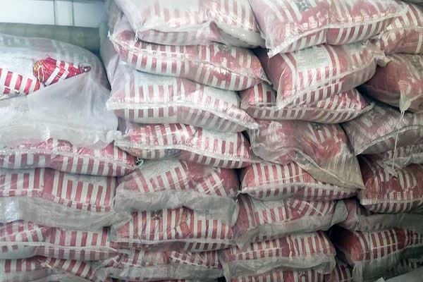 توزیع 274 کیسه برنج بین نیازمندان بندرخمیر توسط خیر نیکوکار