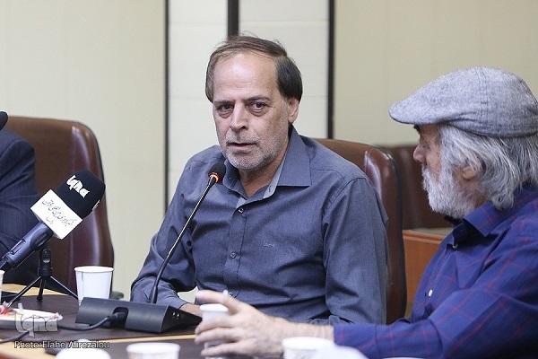 جاده اربعین جاده وحدتآفرین است/ سطحینگری آفت برخی از جریانهای شعر سرخ است جاده اربعین جاده وحدتآفرین است/ سطحینگری آفت برخی از جریانهای شعر سرخ است