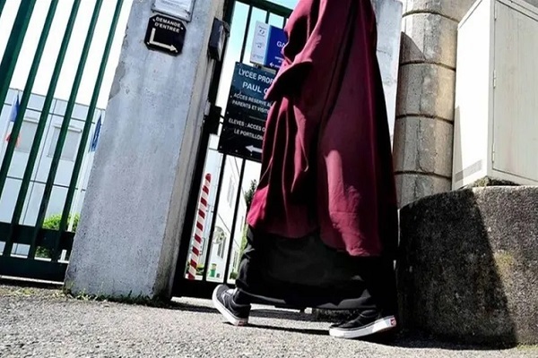 تأکید رئیس جمهور فرانسه بر ممنوعیت پوشش اسلامی در مدارس
