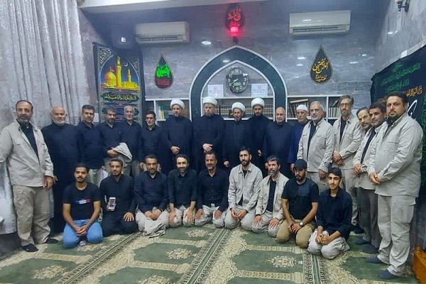 اجرای گروه تواشیح محمدرسول‌الله(ص) در پیاده‌روی اربعین + عکس