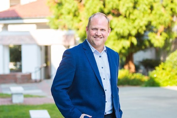 جیمز بورک هوستری (James Bourk Hoesterey)، استاد دانشگاه اموری در شهر آتلانتا آمریکا جیمز بورک هوستری (James Bourk Hoesterey)، استاد دانشگاه اموری در شهر آتلانتا آمریکا