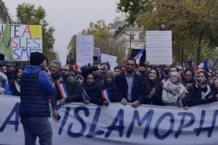 مسلمانان هتک حرمت مسجد و قرآن در لندن را محکوم کردند مسلمانان هتک حرمت مسجد و قرآن در لندن را محکوم کردند