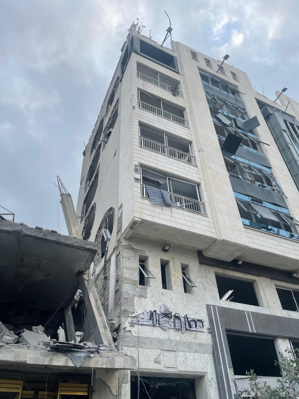 اسرائیل دفتر شبکه العالم را بمباران کرد