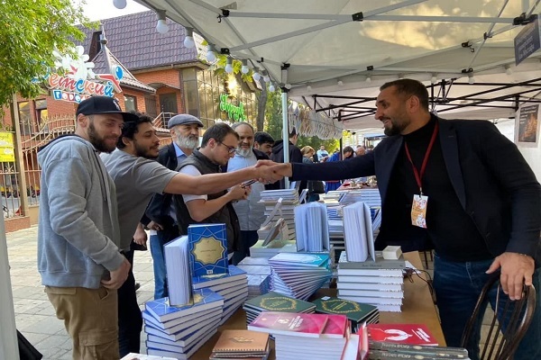 منشورات جامعه‌المصطفی در نمایشگاه کتاب جمهوری داغستان عرضه شد + عکس