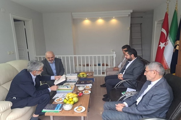 حدادعادل از نمایندگی المصطفی در ترکیه بازدید کرد حدادعادل از نمایندگی المصطفی در ترکیه بازدید کرد