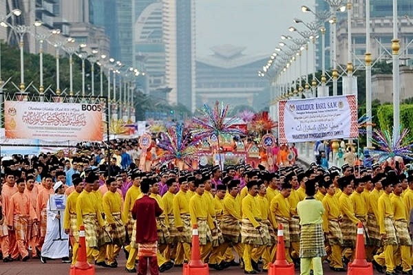 جمعه/آیینهای بزرگداشت میلاد نبی(ص) در کشورهای مختلف اسلامی جمعه/آیینهای بزرگداشت میلاد نبی(ص) در کشورهای مختلف اسلامی