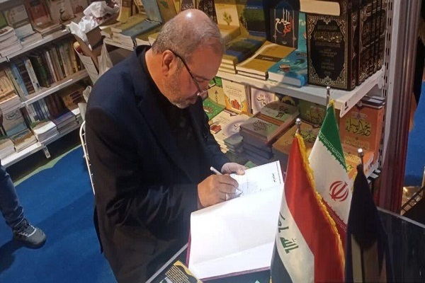 بازدید سفیر ایران از غرفه جامعه المصطفی در نمایشگاه کتاب بغداد