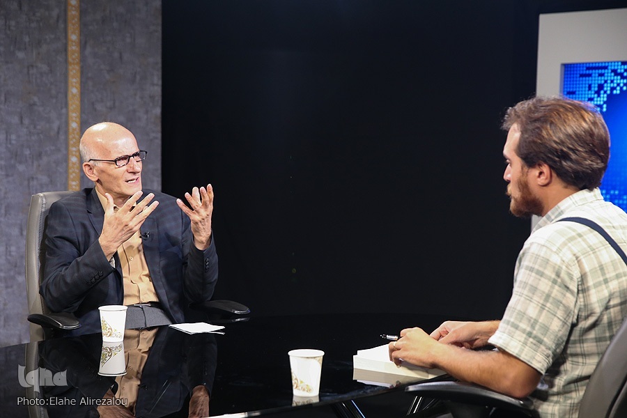 نباید دین را به مناسک تقلیل داد / با زیست اخلاقی پیامبر(ص) فاصله داریم/ لزوم بازگشت به «اخلاق» به عنوان هدف اصلی دین +‌ فیلم