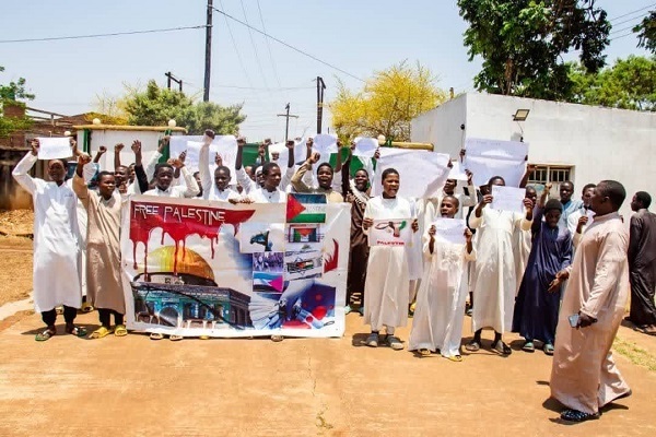 راهپیمایی اعتراضی جمعی از طلاب و اساتید المصطفی مالاوی برگزار شد
