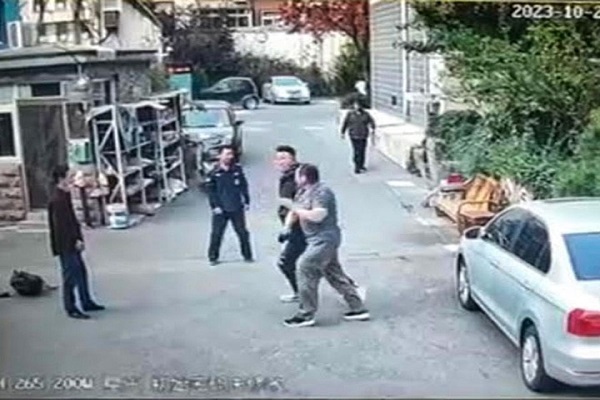 حمله و ضرب و جرح شاعر مسلمان چینی به دلیل حمایت از اویغورها