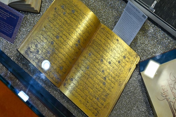 نمایش کپی یک نسخه قرآن نفیس در جشنواره کتاب شارجه نمایش کپی یک نسخه قرآن نفیس در جشنواره کتاب شارجه