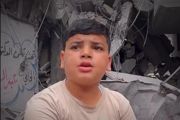 صوت زیبای قرآن کودک فلسطینی بر ویرانههای غزه + فیلم صوت زیبای قرآن کودک فلسطینی بر ویرانههای غزه + فیلم