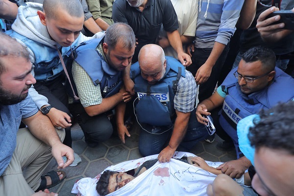 مواجهه وائل دحدوح با پیکر فرزند شهیدش