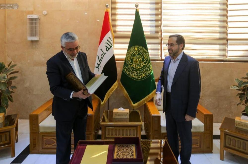 اهدای نسخه‌ای از مصحف مشهد رضوی به تولیت آستان علوی + عکس