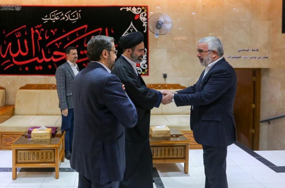 اهدای نسخه‌ای از مصحف مشهد رضوی به تولیت آستان علوی + عکس