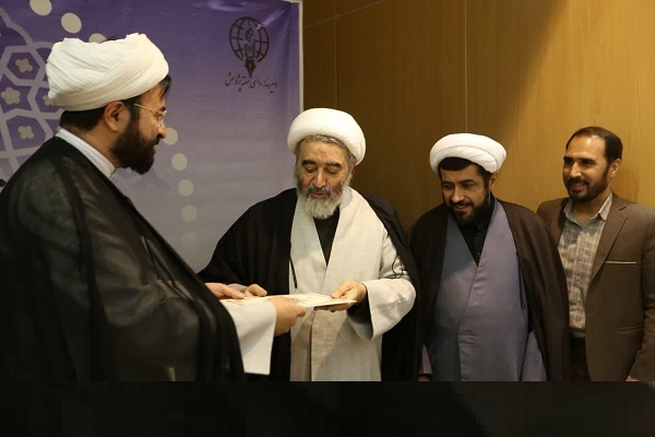 از اساتید برتر عرصه پژوهش المصطفی تقدیر شد