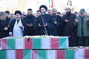عکس | اقامه نماز آیت‌الله عاملی بر پیکر مطهر شهدای گمنام در اردبیل
