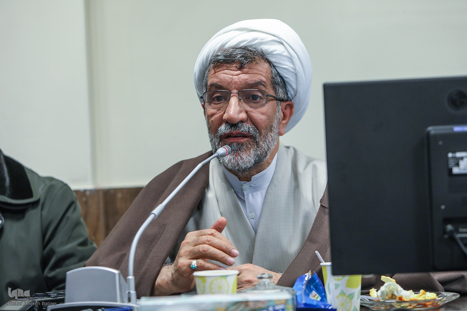 انتقاد مهدی گلشنی از بی‌توجهی به اهل علم و بیگانگی نسل جدید با هویت دینی و ملی