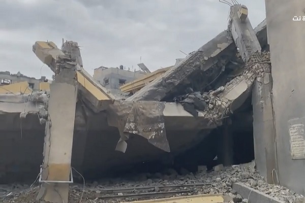 کودکان غزه قرآن‌ها را از زیر آوار مسجد بمباران شده غزه جمع کردند