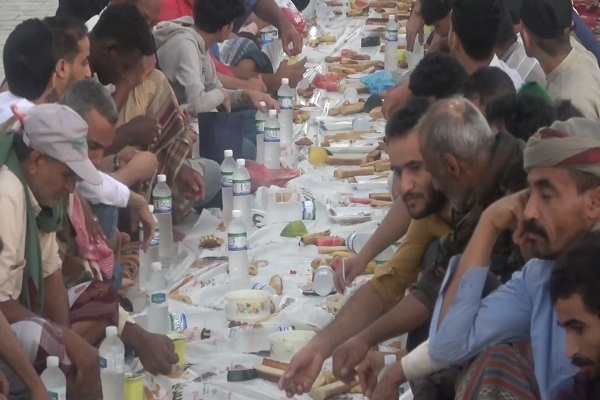 افطاری نمادین جوانان یمنی در حمایت از مقاومت غزه + عکس