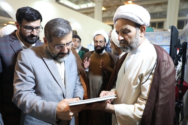 اکبر قنبری، مسئول غرفه پژوهشکده فرهنگ و معارف قرآن همراه با وزیر فرهنگ