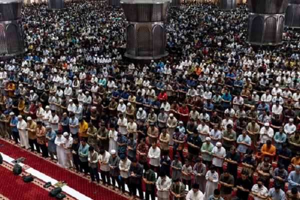 برگزاری آخرین نماز جمعه ماه رمضان در اندونزی + عکس