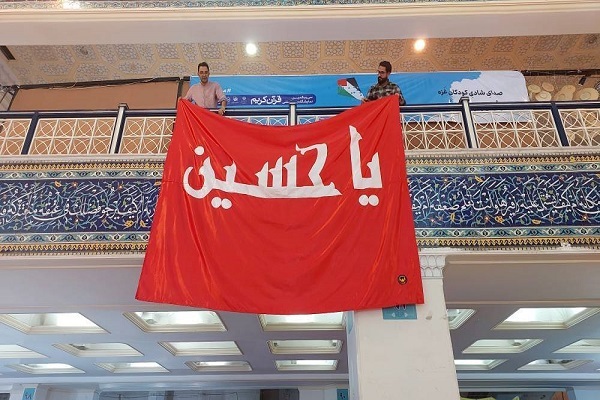 نصب پرچم حرم امام حسین(ع) در نمایشگاه قرآن