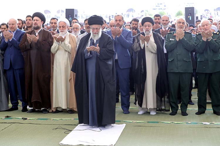 نماز عید سعید فطر به امامت رهبر معظم انقلاب نماز عید سعید فطر به امامت رهبر معظم انقلاب